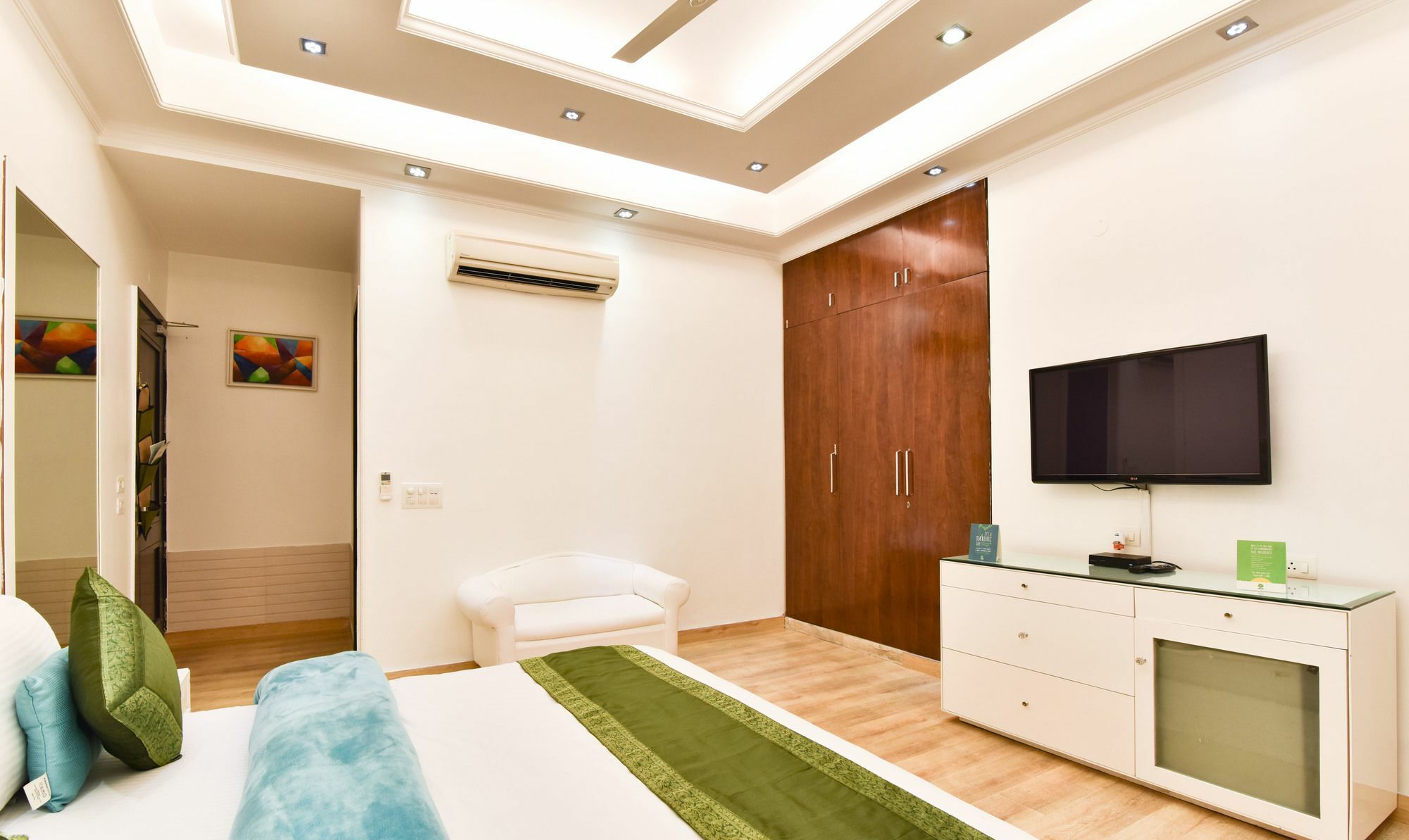 Hotel Treebo Trend The G8 Sector 39 Noida Exterior foto